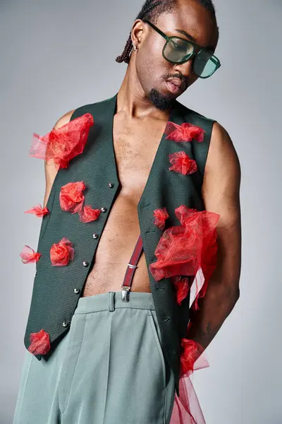 Модна афроамериканська чоловіча модель з червоною тканиною тканини тканини позує в русі і дивиться геть — стокове фото
