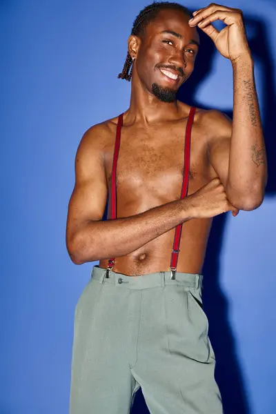 Feliz afroamericano médico con gafas ondeando a la cámara del teléfono móvil y sonriendo felizmente - foto de stock