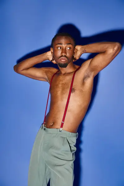 Alegre médico americano africano com óculos acenando para câmera do telefone móvel e sorrindo alegremente — Fotografia de Stock