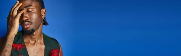 Merry african american doctor with glasses waving at mobile phone camera and smiling happily — Stock Photo