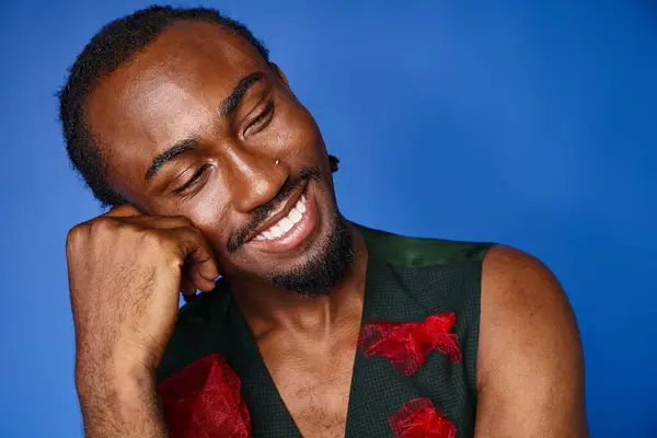 Joyeux médecin afro-américain avec des lunettes agitant à la caméra de téléphone mobile et souriant joyeusement — Photo de stock