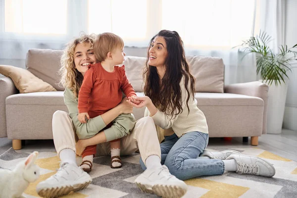 Attraente gioioso lgbt coppia avendo grande tempo insieme con la loro figlia a casa, concetto di famiglia — Foto stock