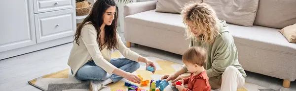 Alegre pareja lgbt jugando con su hija en casa, crianza moderna, pancarta - foto de stock