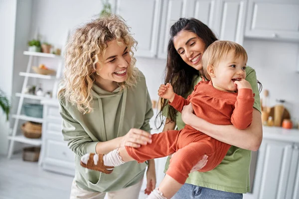 Fröhliches lesbisches Paar in Hauskleidung, das Zeit mit seiner Tochter zu Hause verbringt, Familie — Stockfoto