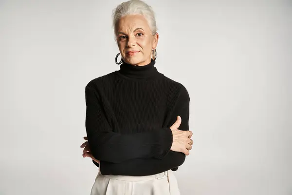 Retrato de negocios de mujer de negocios de mediana edad en traje casual inteligente posando sobre fondo gris - foto de stock