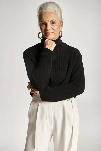 Geschäftsporträt einer Geschäftsfrau mittleren Alters in schicker Freizeitkleidung, die vor grauem Hintergrund posiert — Stockfoto