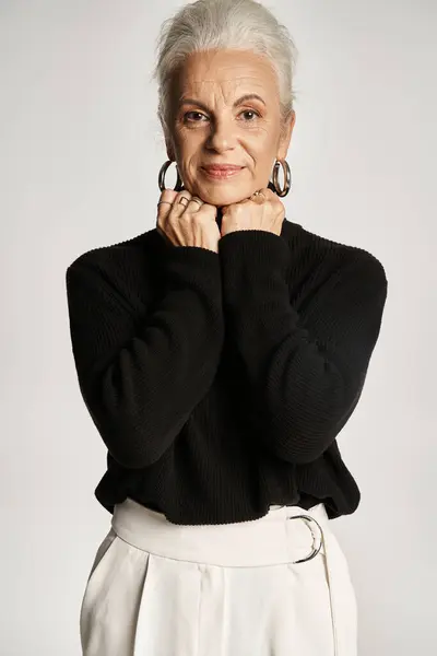 Mujer de negocios de mediana edad feliz en elegante traje casual elegante posando sobre fondo gris, pancarta - foto de stock