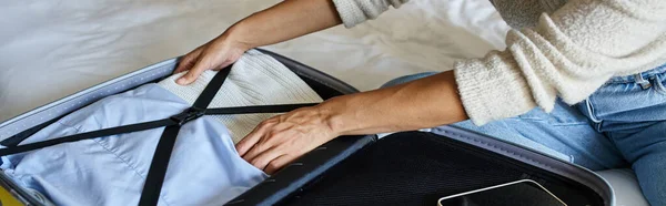 Обрізана афроамериканка розпаковує багаж у готельному номері, банер для відпочинку у вихідні — стокове фото