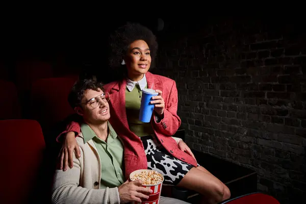Freudig vielfältiges Paar in Retro-Kleidung, die gemeinsam Film auf Datum im Kino, Valentinstag — Stockfoto
