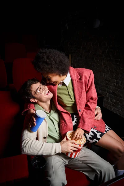 Gut aussehendes fröhliches, vielfältiges Paar, das am Valentinstag zusammen Zeit im Kino verbringt — Stockfoto