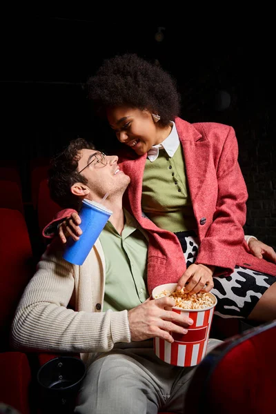 Liebespaar im Retro-Outfit lächelt sich beim Date im Kino an, Valentinstag — Stockfoto