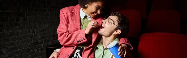 Fröhliche afrikanisch-amerikanische Frau teilt Popcorn mit Freund im Kino, Valentinstag, Banner — Stockfoto