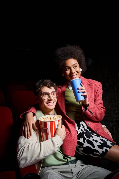 Fröhlich stilvolle vielfältige Paar genießen ihr Date und Filme auf Datum, Valentinstag — Stockfoto