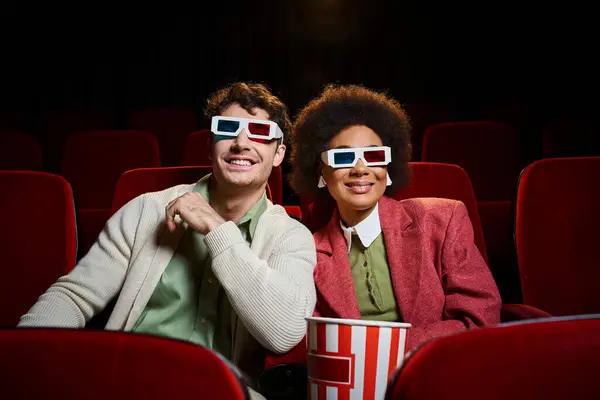 Счастливая стильная мультикультурная пара с ретро 3D очки наслаждаясь кино на их свидании в кино — стоковое фото