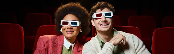 Весьма модная мультикультурная пара с ретро 3D очками наслаждается фильмом на их свидании, баннер — стоковое фото