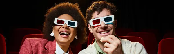 Весьма разнообразная пара с ретро 3D очки смотреть фильм в кино на дату, День святого Валентина, баннер — стоковое фото