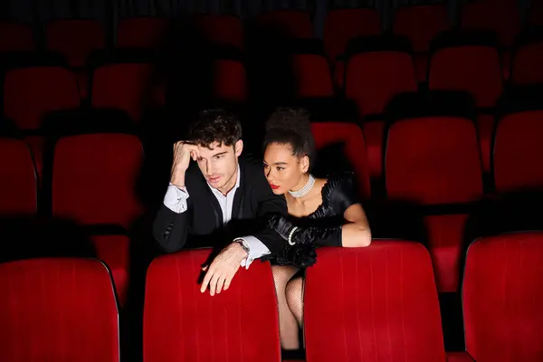 Attraktives junges multiethnisches Paar in Abendgarderobe am Valentinstag im Kino — Stockfoto