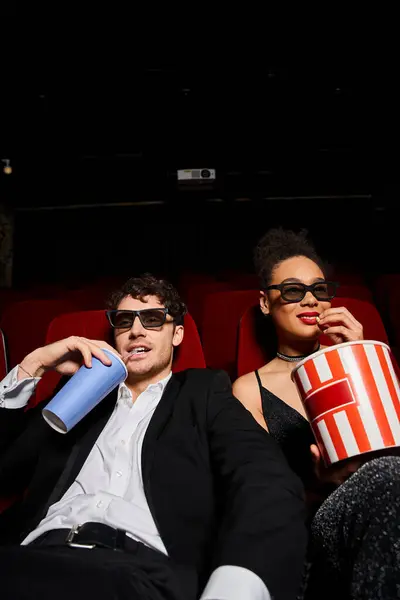Alegre atractiva pareja multicultural con gafas 3d disfrutando de la película mientras que en la fecha, Día de San Valentín - foto de stock