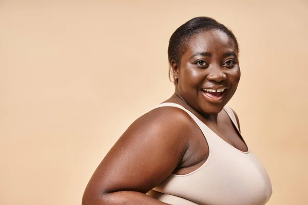 Glücklich afrikanisch amerikanische plus size Frau umarmt Selbstliebe und Selbstvertrauen, Körper positives Konzept — Stockfoto