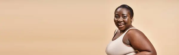 Fröhliche afrikanisch-amerikanische Plus-Size-Frau, die Selbstliebe und Selbstvertrauen umarmt, körperbetontes Banner — Stockfoto