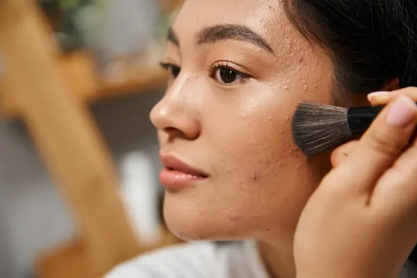 Gros plan de jeune femme asiatique avec la peau sujette à l'acné appliquant de la poudre pour le visage, problèmes de peau et maquillage — Photo de stock