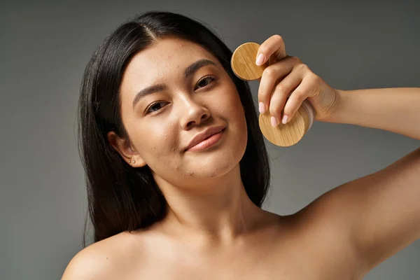 Jeune femme asiatique avec des cheveux bruns et l'acné peau sujette à regarder miroir dans la salle de bain, bannière — Photo de stock