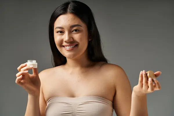 Mujer asiática joven con pelo morena y piel propensa al acné mirando el espejo en el baño, pancarta - foto de stock