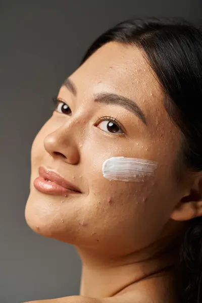 Jovem asiático mulher com morena cabelo e acne propenso pele olhando espelho no banheiro, banner — Fotografia de Stock