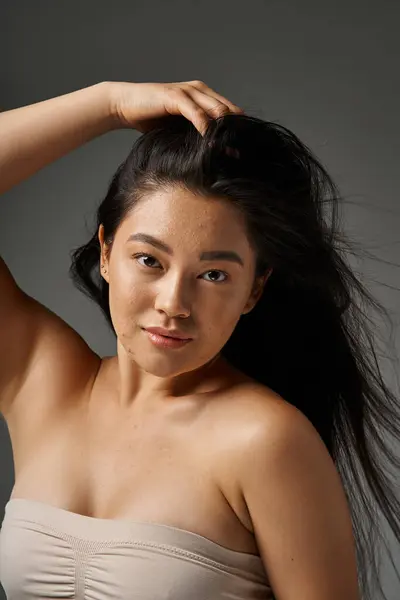Jeune femme asiatique avec des cheveux bruns et l'acné peau sujette à regarder miroir dans la salle de bain, bannière — Photo de stock