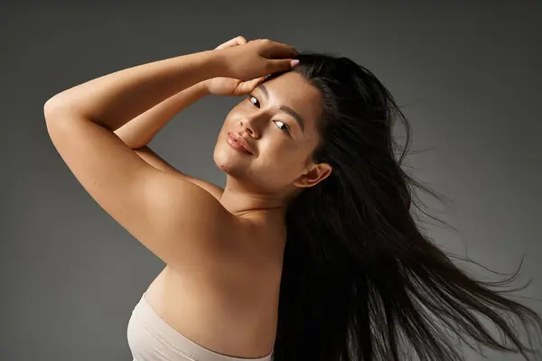 Junge asiatische Frau mit brünetten Haaren und zu Akne neigender Haut beim Anblick des Spiegels im Badezimmer, Banner — Stockfoto
