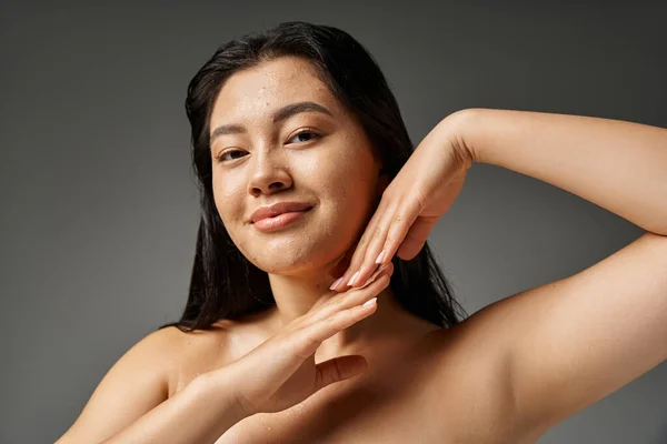 Jeune femme asiatique avec des cheveux bruns et l'acné peau sujette à regarder miroir dans la salle de bain, bannière — Photo de stock
