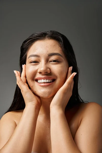 Jovem asiático mulher com morena cabelo e acne propenso pele olhando espelho no banheiro, banner — Fotografia de Stock