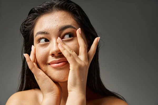 Jovem asiático mulher com morena cabelo e acne propenso pele olhando espelho no banheiro, banner — Fotografia de Stock