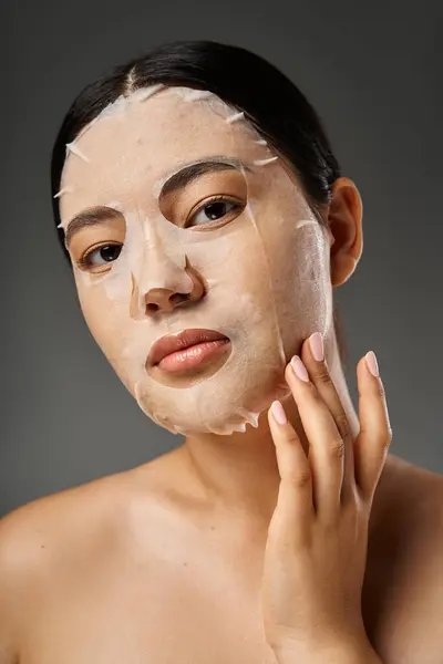 Jeune femme asiatique avec des cheveux bruns et l'acné peau sujette à regarder miroir dans la salle de bain, bannière — Photo de stock