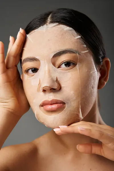 Jeune femme asiatique avec des cheveux bruns et l'acné peau sujette à regarder miroir dans la salle de bain, bannière — Photo de stock