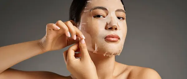 Jovem asiático mulher com morena cabelo e acne propenso pele olhando espelho no banheiro, banner — Fotografia de Stock