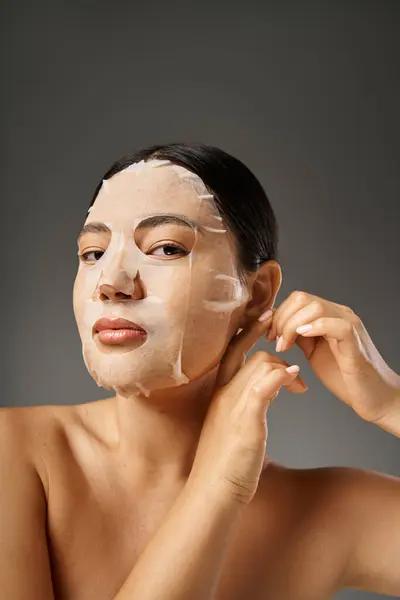 Jovem asiático mulher com morena cabelo e acne propenso pele olhando espelho no banheiro, banner — Fotografia de Stock