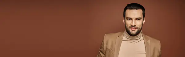 Homme gai et beau avec poil posant dans blazer beige élégant sur fond beige, bannière — Photo de stock