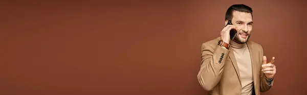 Bannière d'homme d'affaires heureux avec soies souriantes et ayant un appel téléphonique sur smartphone, fond beige — Photo de stock