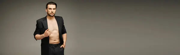 Fashion Statement Banner, gutaussehender und hemdloser Mann im Nadelstreifenanzug posiert auf grauem Hintergrund — Stockfoto