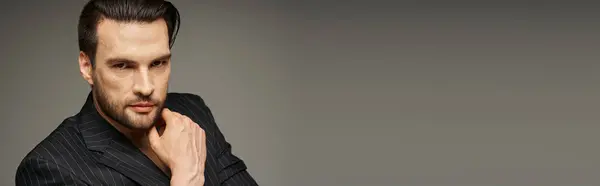 Schöner Mann mit Borsten in seinen 30er Jahren posiert im eleganten Nadelstreifenanzug und blickt in die Kamera, Banner — Stockfoto
