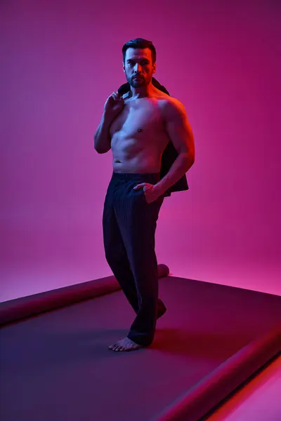 Bel homme avec poitrine nue et veste de maintien de la soie tout en posant avec la main dans la poche sur violet — Photo de stock