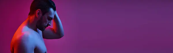 Homme sexy et musclé avec soies posant avec la main près de la tête sur fond violet, bannière — Photo de stock