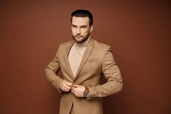 Ritratto di uomo sicuro e bello con setole in elegante abbigliamento in posa su sfondo beige — Foto stock