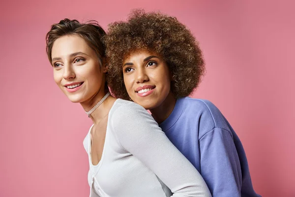 Glücklich afrikanisch amerikanisch frau posiert mit ihrer freundin auf rosa hintergrund, lgbtq couple love — Stockfoto