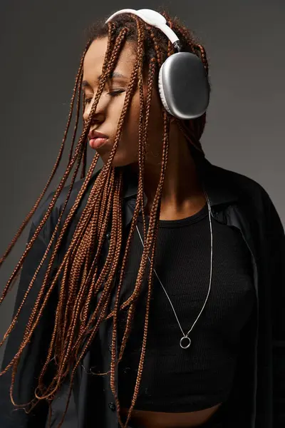 Menina americana africana bonita em 20s com dreadlocks ouvir música em fones de ouvido, extático — Fotografia de Stock