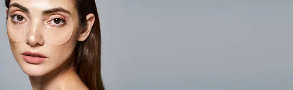Молода кавказька жінка з брюнеткою волоссям в студії, з під очима патчі, банер — стокове фото