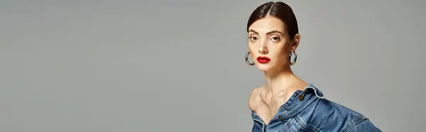 Молода кавказька жінка з брюнеткою і чистою шкірою впевнено носить джинсову сорочку і червону помаду, банер — стокове фото