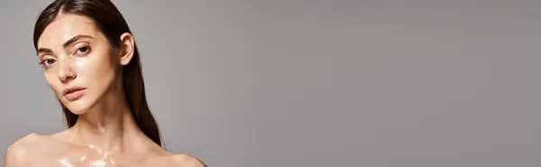 Giovane donna caucasica con capelli castani molto lunghi in posa con grazia in un ambiente di studio, banner — Foto stock