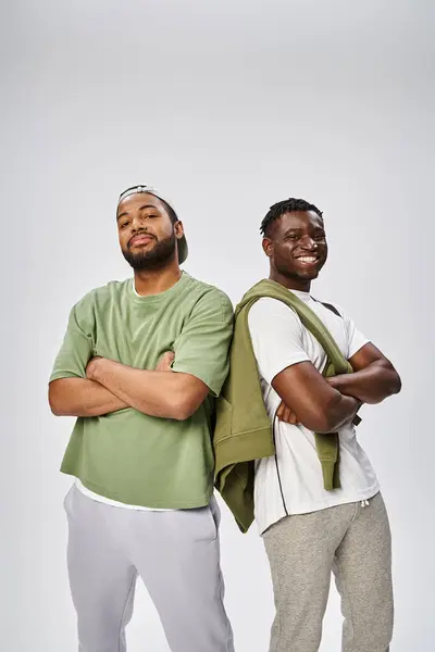 Juneteenth concept, due amici afroamericani maschi in piedi con le braccia incrociate su sfondo grigio — Foto stock